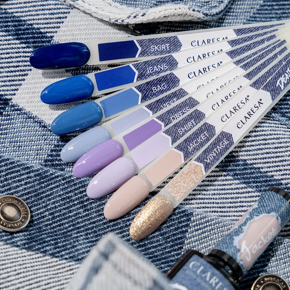Beżowo-niebieskie paznokcie z jeansowymi zdobieniami wykonane z lakierem hybrydowym Claresa Denim Jacket
