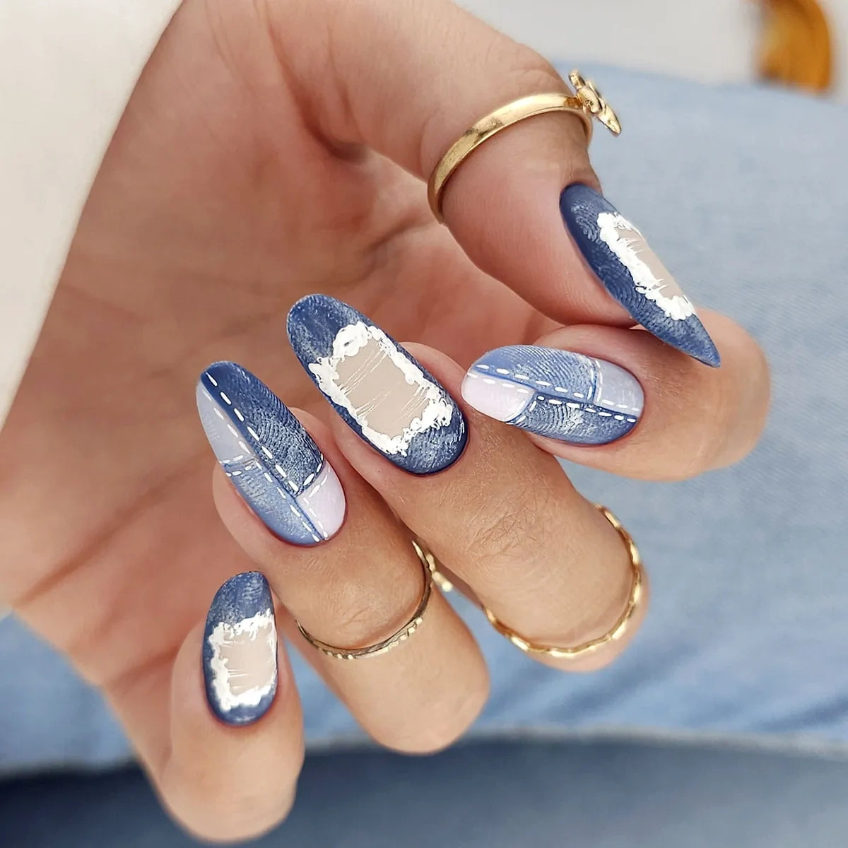 Jeansowa stylizacja paznokci w beżu i błękicie z lakierem hybrydowym Claresa Denim Jacket