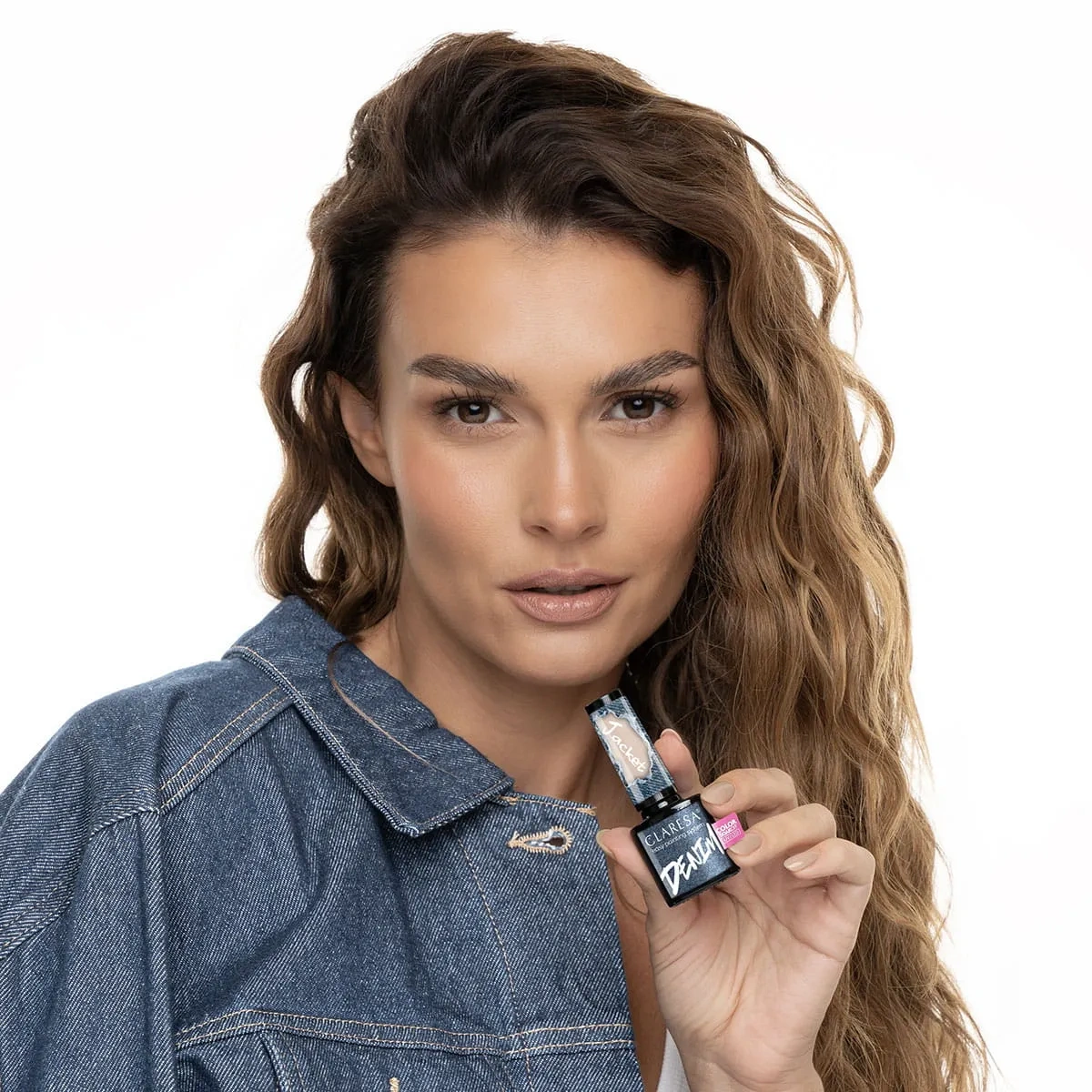 Beżowy lakier hybrydowy Claresa Denim Jacket w naturalnym odcieniu nude prezentowany na zdjęciu