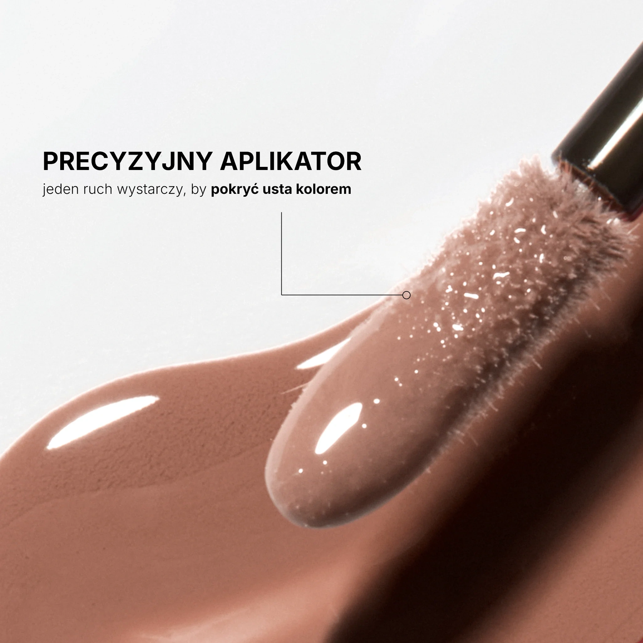 Precyzyjny aplikator długotrwałej pomadki w płynie Eveline Vinylove pokryty błyszczącą formułą w odcieniu nude