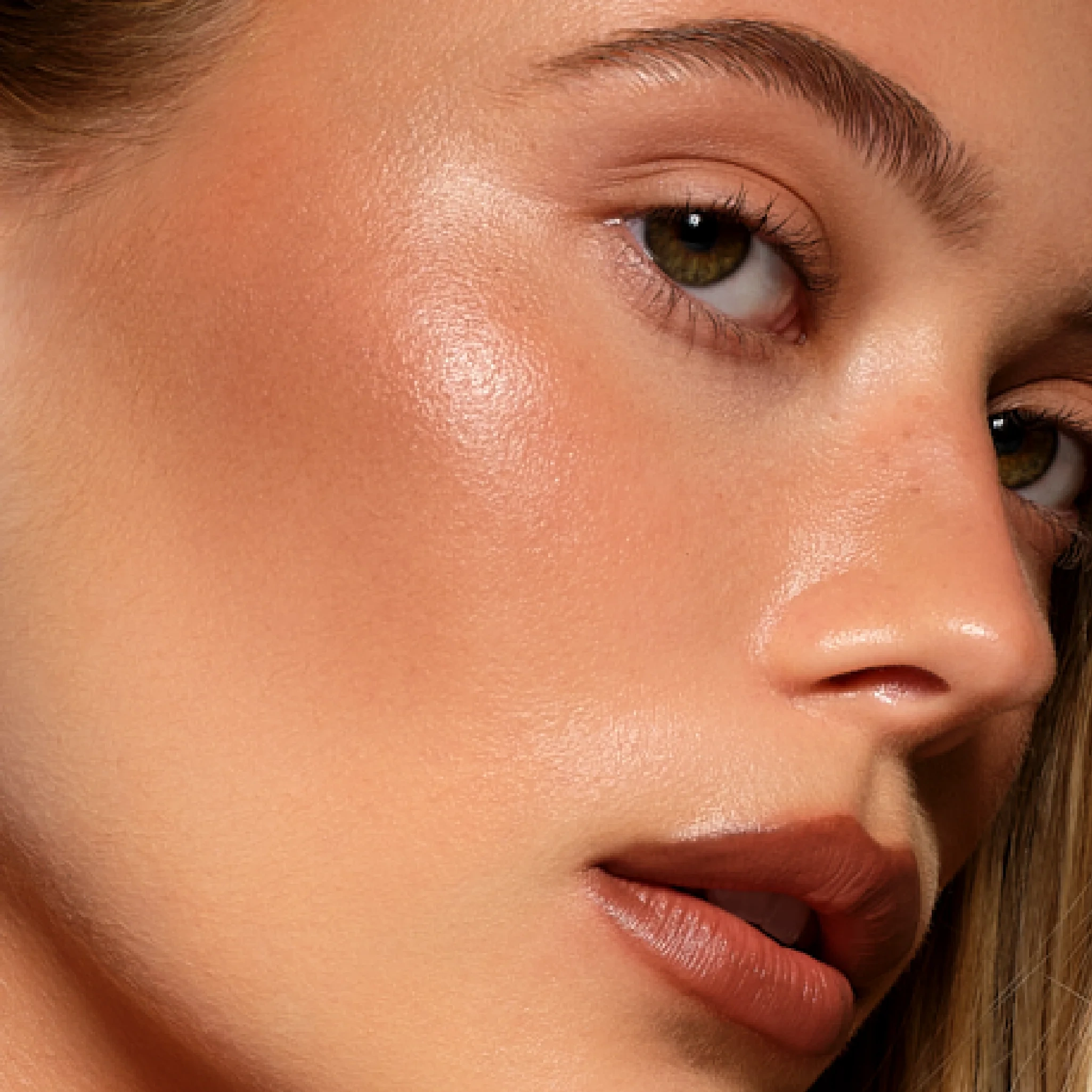 Efekt konturowania i rozświetlenia twarzy kosmetykiem Eveline Celebrity Skin Cream To Powder Contour Duo