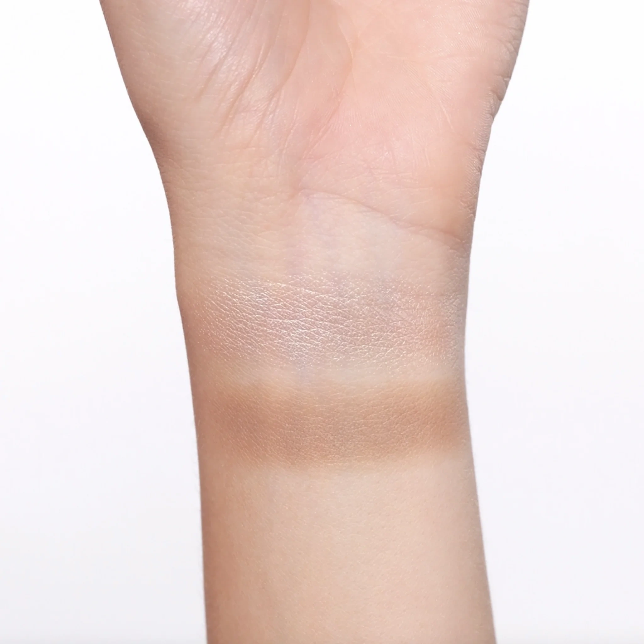 Swatche bronzera i rozświetlacza Eveline Celebrity Skin Cream To Powder Contour Duo na skórze