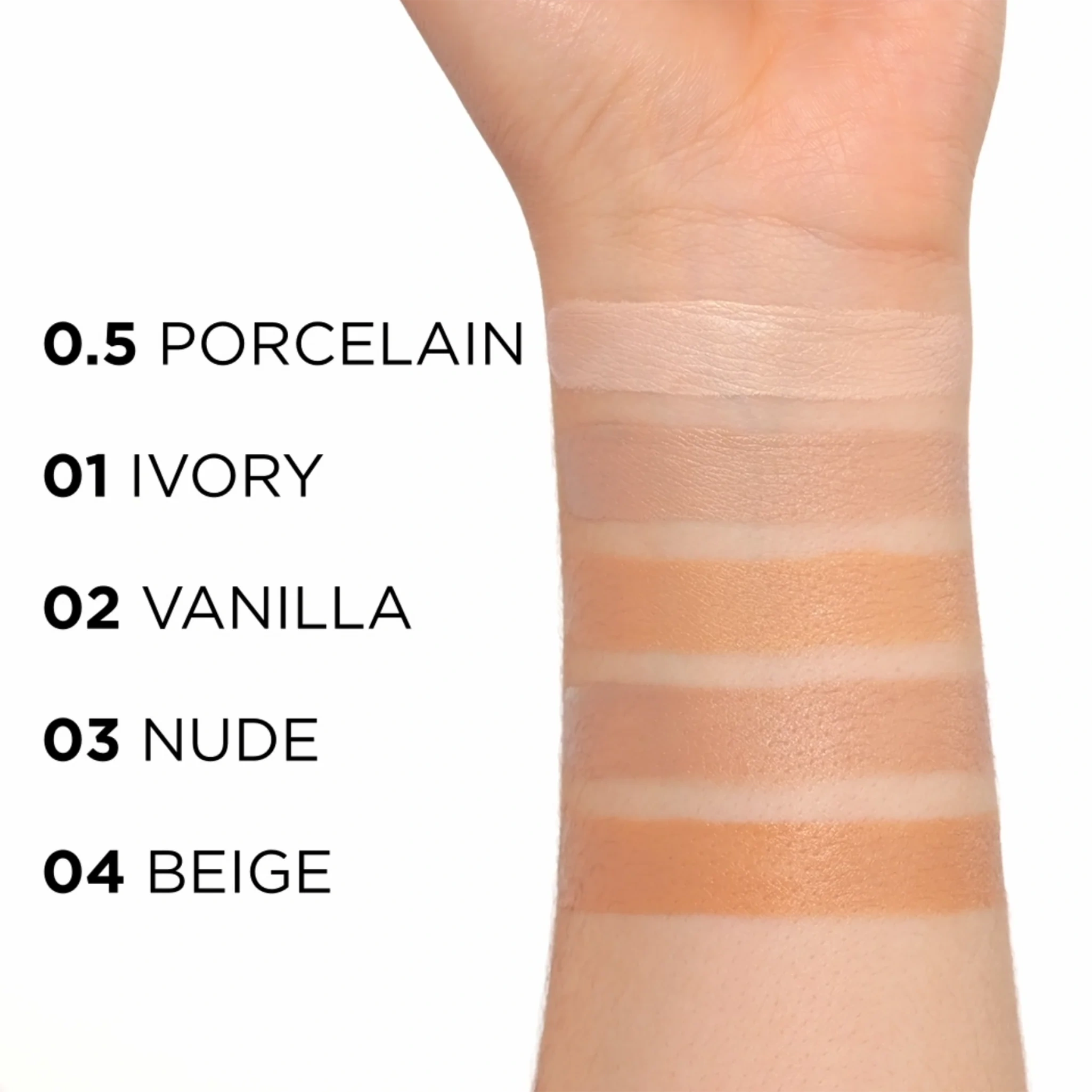 Swatche kremu BB Eveline Wonder Match SPF 50 na skórze z odcieniem 0.5 Porcelain dla jasnej cery